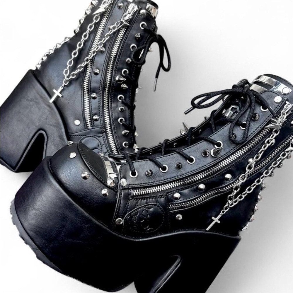 CUSTOM Demonia
Camel 208 Platform Boots
Size Women's 9